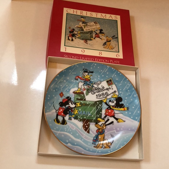 ⭐️Host Pick⭐️ - Vintage 1986 Disney Christmas plate - Picture 15 of 15